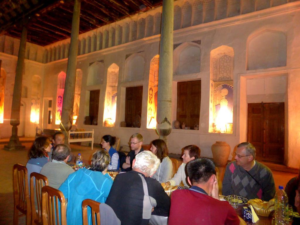 בוקורו Hovli Poyon Hotel מראה חיצוני תמונה