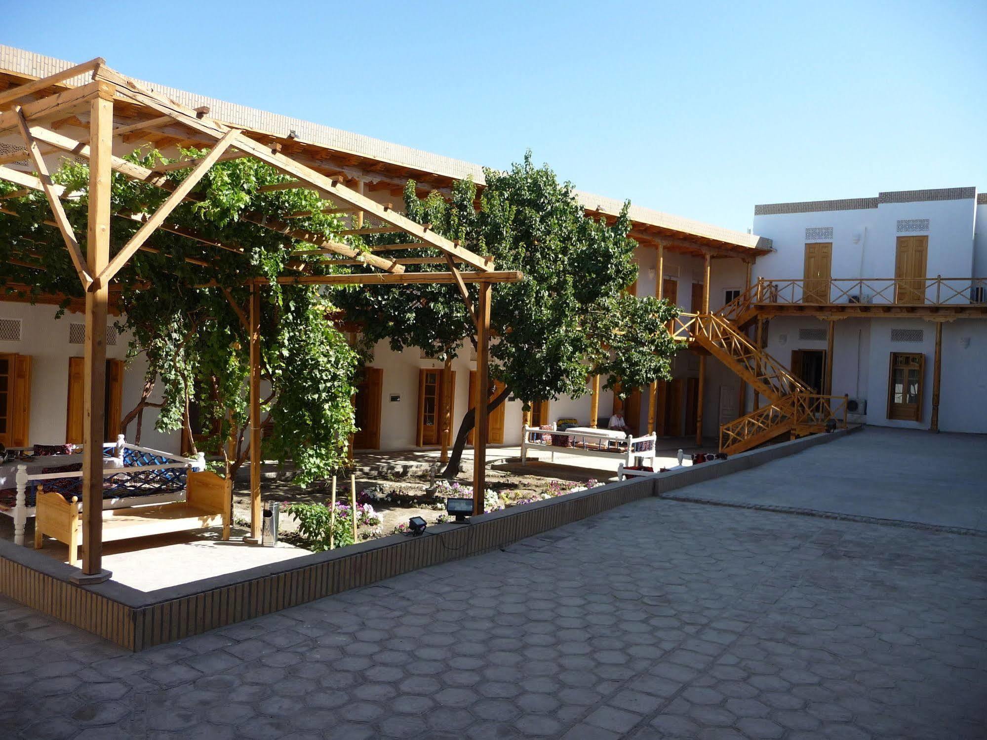 בוקורו Hovli Poyon Hotel מראה חיצוני תמונה