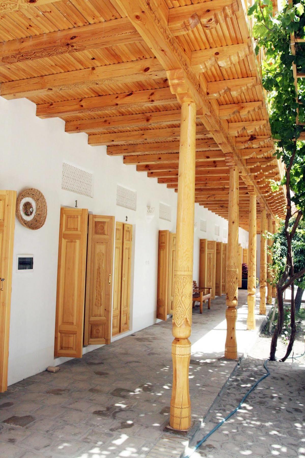 בוקורו Hovli Poyon Hotel מראה חיצוני תמונה