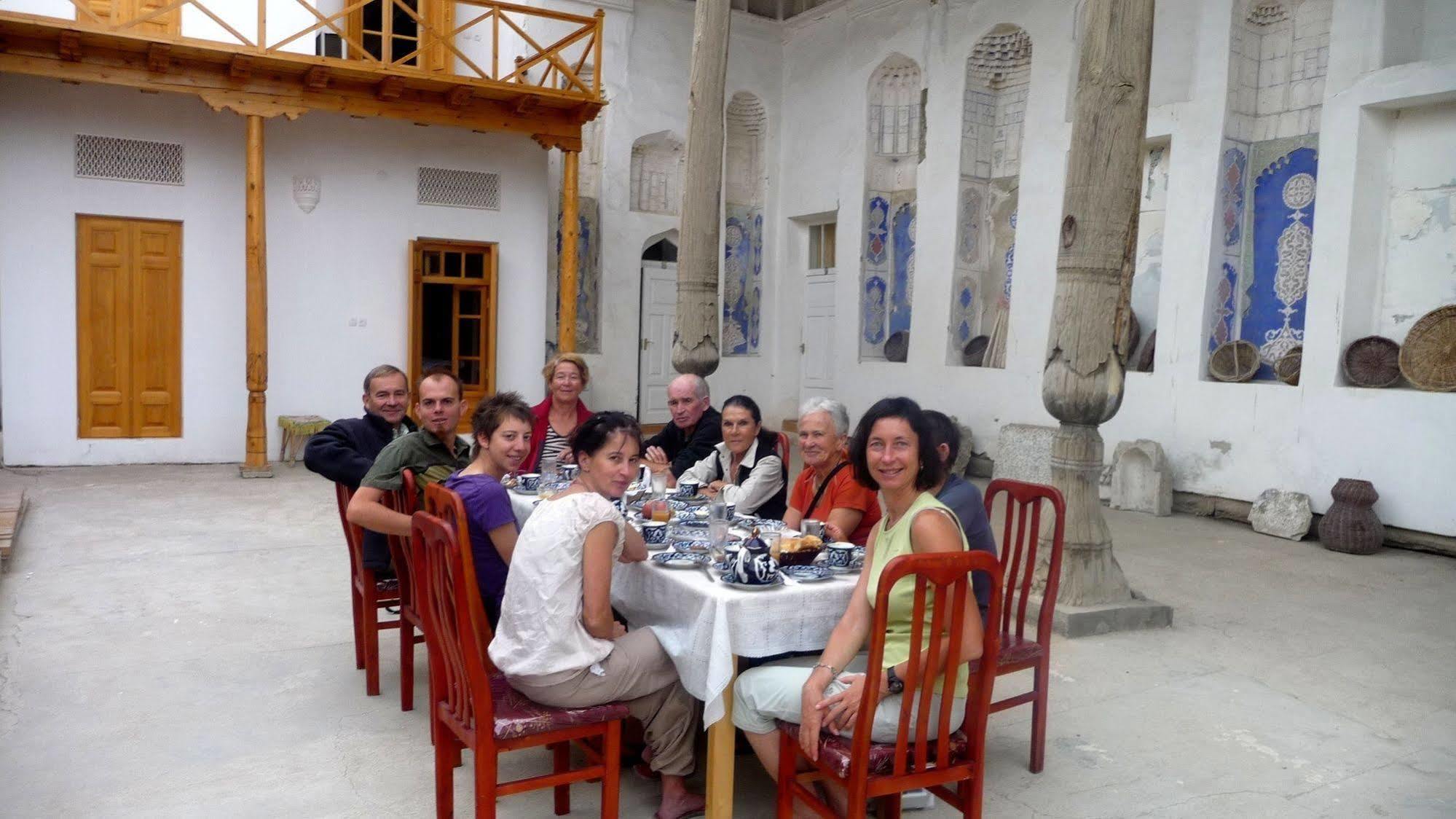 בוקורו Hovli Poyon Hotel מראה חיצוני תמונה